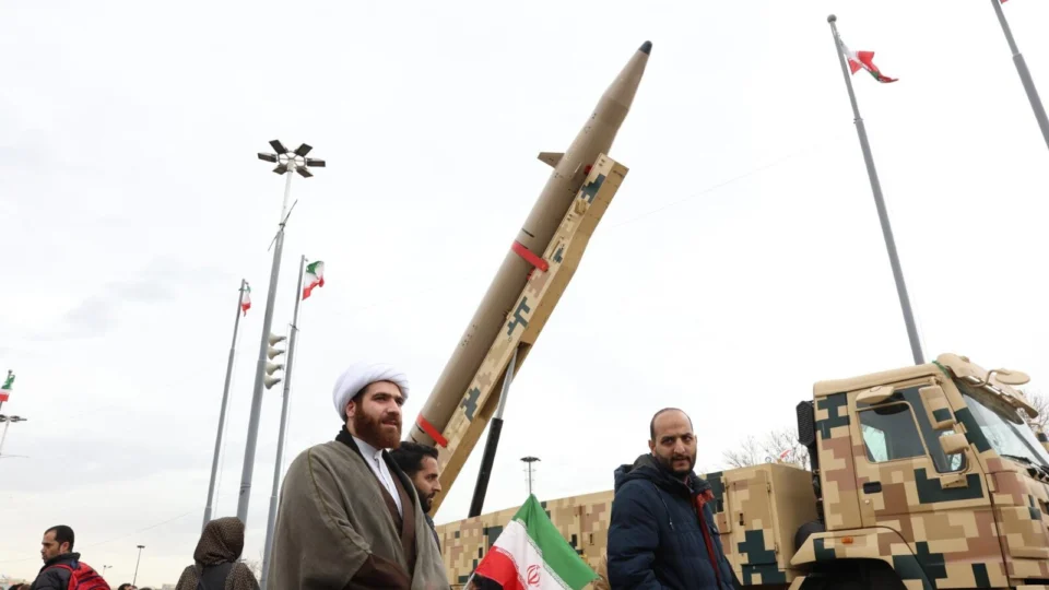 Iranianos participam de comemoração dos 47 anos da Revolução Islâmica de 1979.