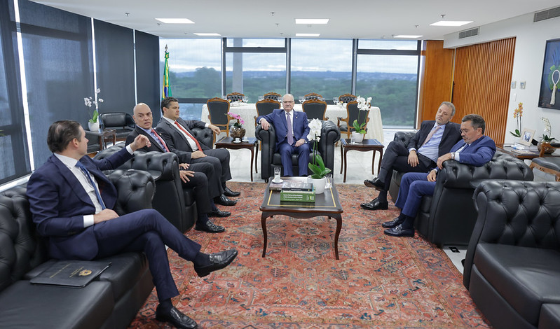 Fachin conduz negociação de “penduricalhos” entre ministros e autoridades Fachin conduz negociação de “penduricalhos” entre ministros e autoridades