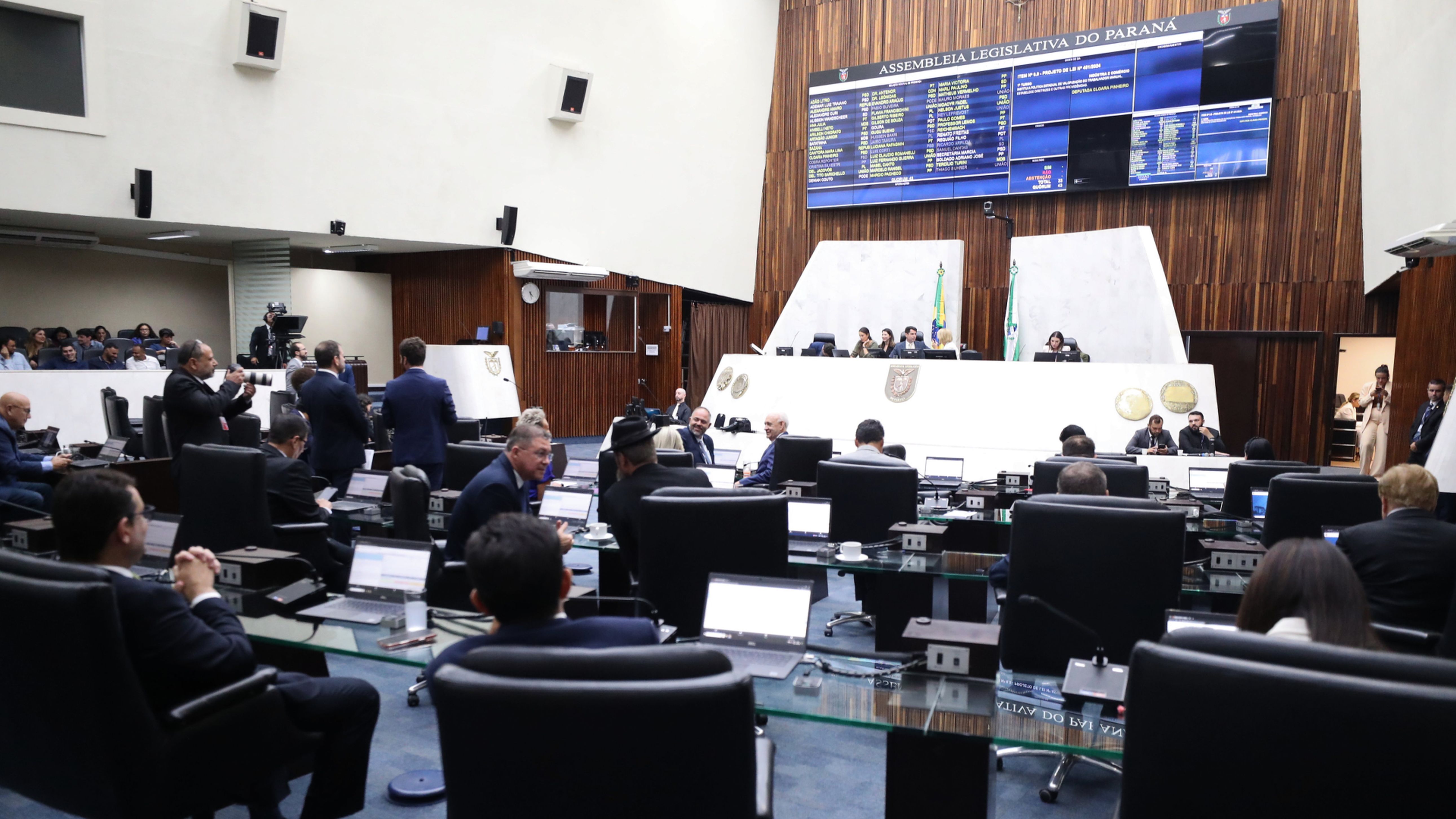 Sessão plenária da Assembleia Legislativa do Paraná que aprovou a criação do Programa HUB do Bem e avançou proposta de valorização do trabalhador manual no estado.