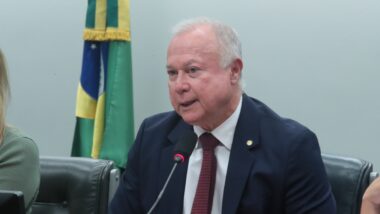 Deputado federal Paulo Azi relatará tramitação da PEC na CCJ da Câmara. Motta se diz favorável, mas ouvindo todos os lados. Imagem referente a matéria