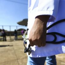 Credenciamento como médico dependerá de aprovação em exame de proficiência. Senador petista foi contra proposta. Imagem referente a matéria