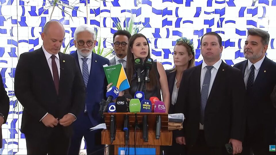 Carol De Toni pede impeachment de 16 ministros de Lula e eleva pressão sobre governo