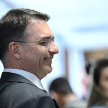 Flávio Bolsonaro com 0,1 ponto à frente de Lula: os números para entender a nova pesquisa AtlasIntel Flávio Bolsonaro