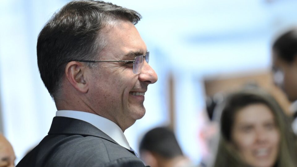 Flávio Bolsonaro com 0,1 ponto à frente de Lula: os números para entender a nova pesquisa AtlasIntel