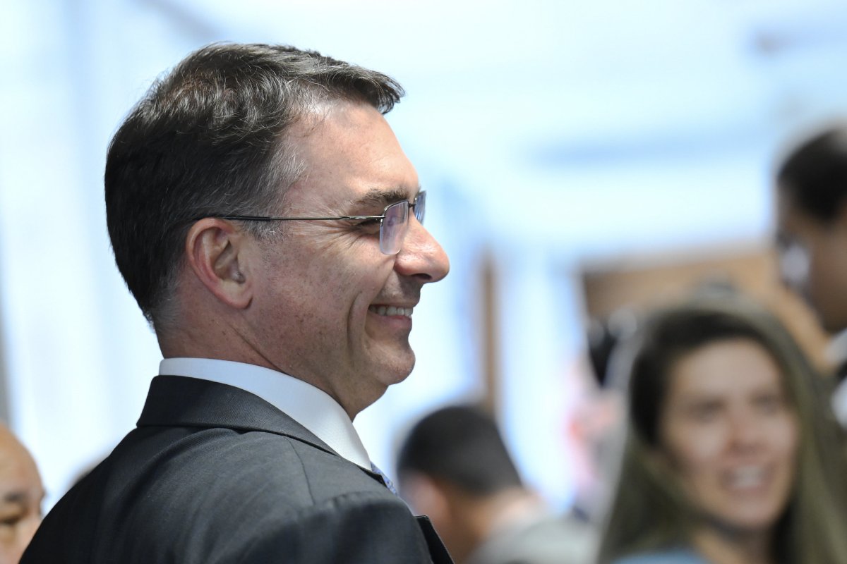 Flávio Bolsonaro mantém tendência de crescimento na pesquisa AtlasIntel desde o anúncio de pré-candidatura à Presidência da República.