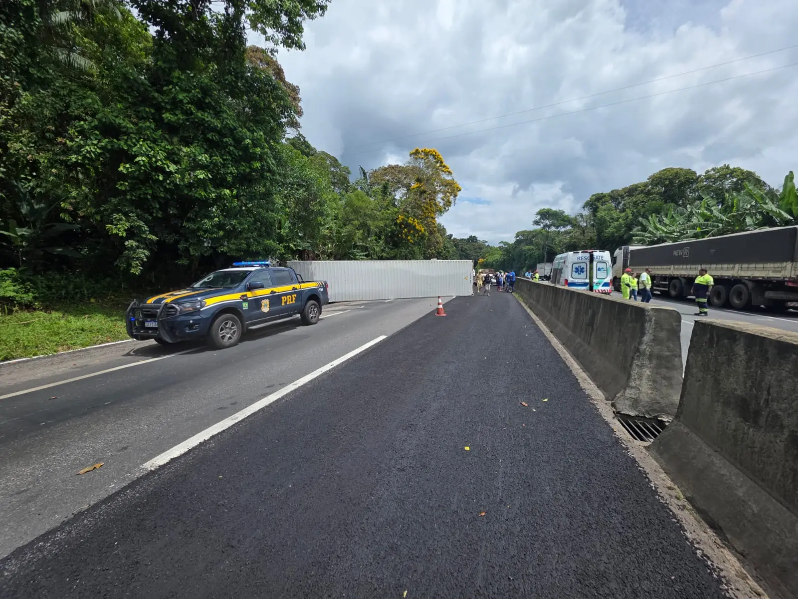 Acidente na BR-277, sentido Paranaguá, envolveu duas carretas e um automóvel; tipo de ocorrência predominante na rodovia que lidera registros no estado.