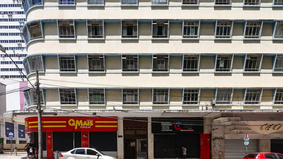 Prédios históricos revelam a evolução da capital do Paraná