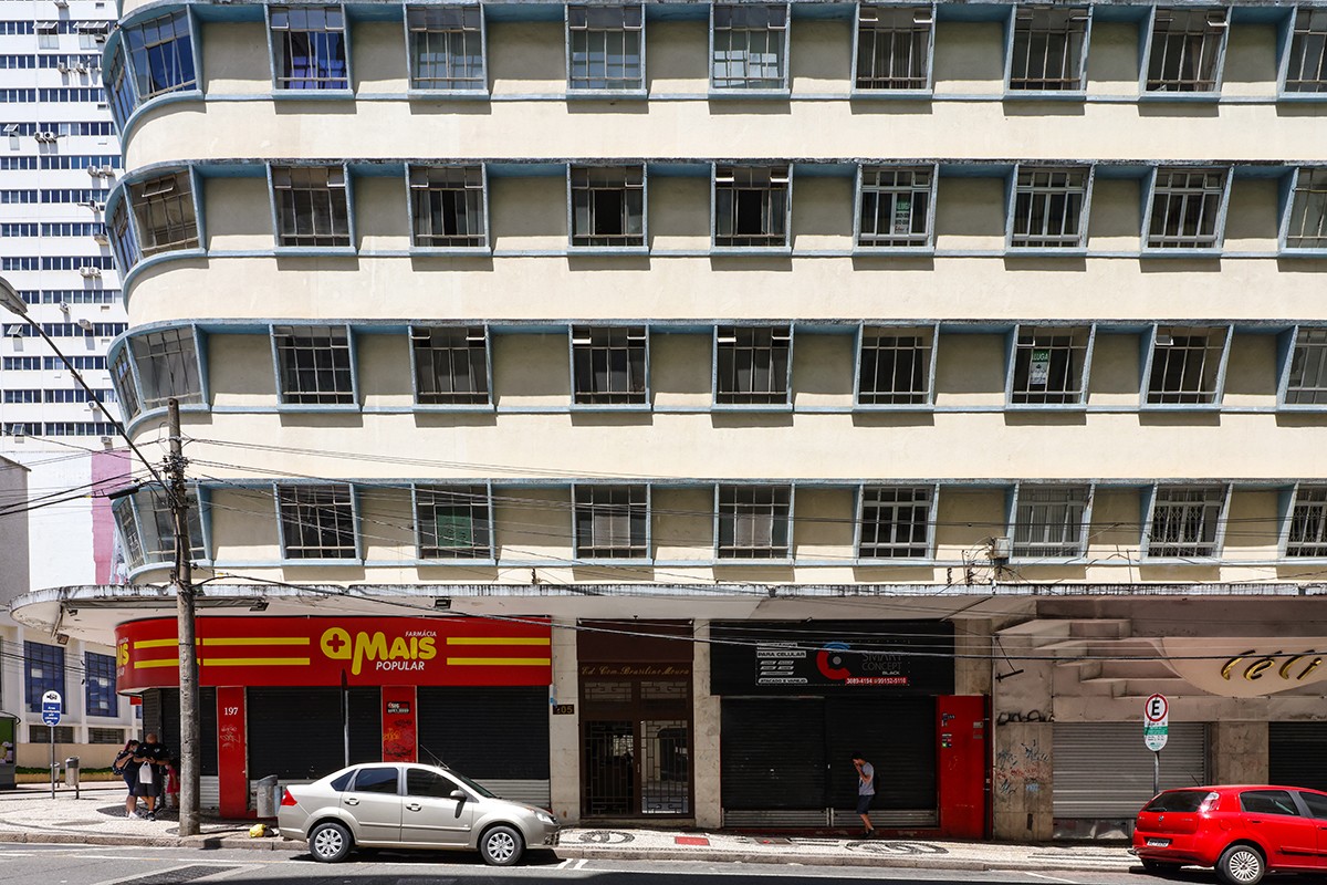 Conhecido como “balança, mas não cai”, o Edifício Brasilino Moura ganhou o apelido pela inclinação das janelas.