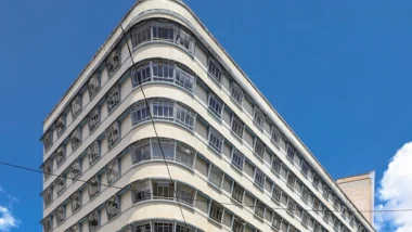 Fachadas de edifícios históricos em Curitiba revelam diferentes fases da modernização urbana e da verticalização da cidade.