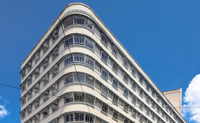 Fachadas de edifícios históricos em Curitiba revelam diferentes fases da modernização urbana e da verticalização da cidade.