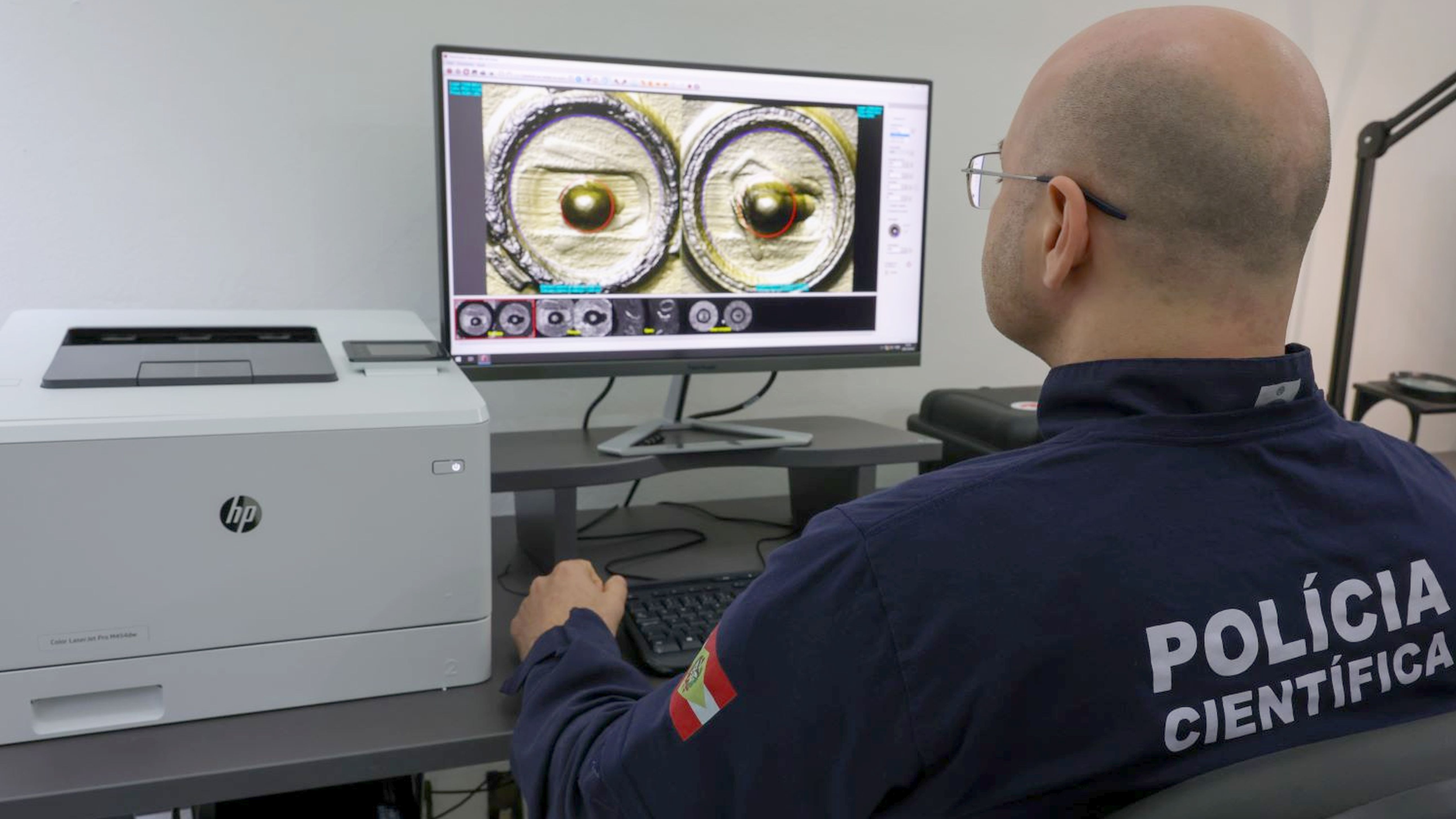 Perito da Polícia Científica de Santa Catarina analisa vestígios em laboratório; número de perícias e laudos cresceu de forma contínua nos últimos anos, acompanhando o fortalecimento da capacidade técnica e operacional da instituição.