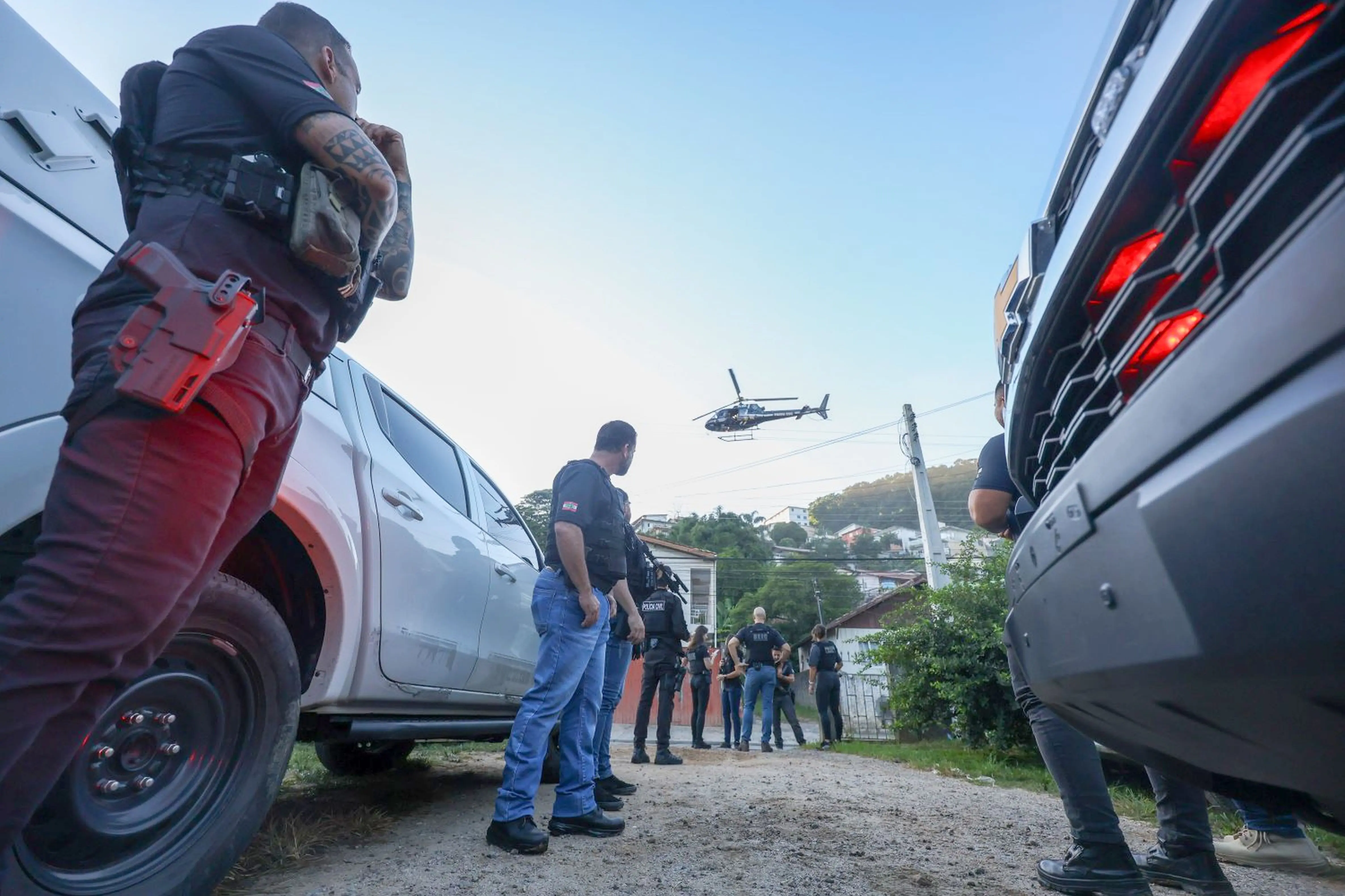 Ação policial com apoio aéreo reforça o monitoramento em áreas urbanas; aumento de operações e cumprimento de mandados marcaram o ano com recordes de produtividade das forças de segurança. 