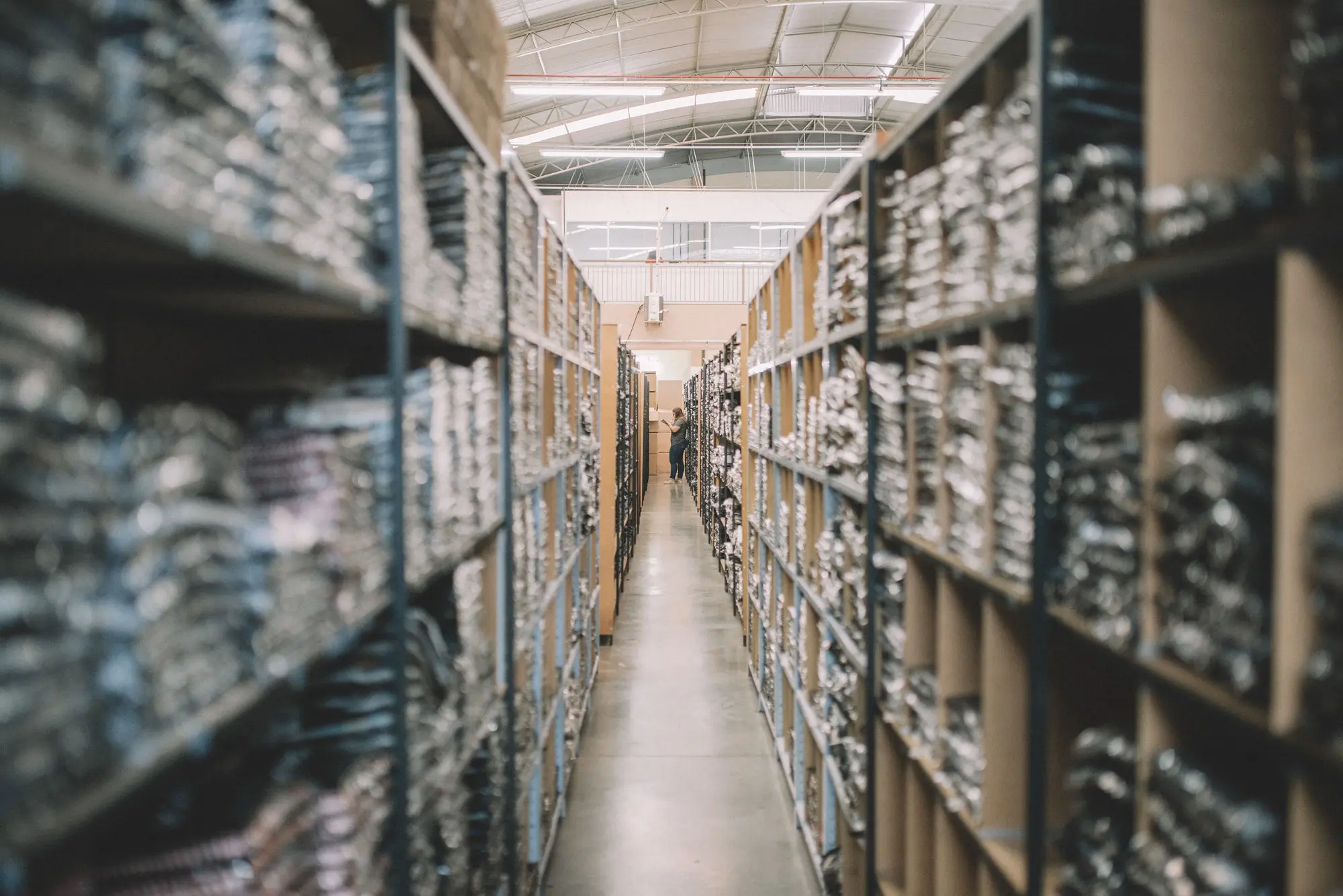 AKR Brands investe em inteligência artificial e amplia parque fabril em Londrina para acelerar a produção, inovar no marketing e atingir R$ 140 milhões de faturamento até 2026.