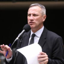 Deputado aciona PGR com pedido de prisão de “Lulinha” Imagem referente a matéria