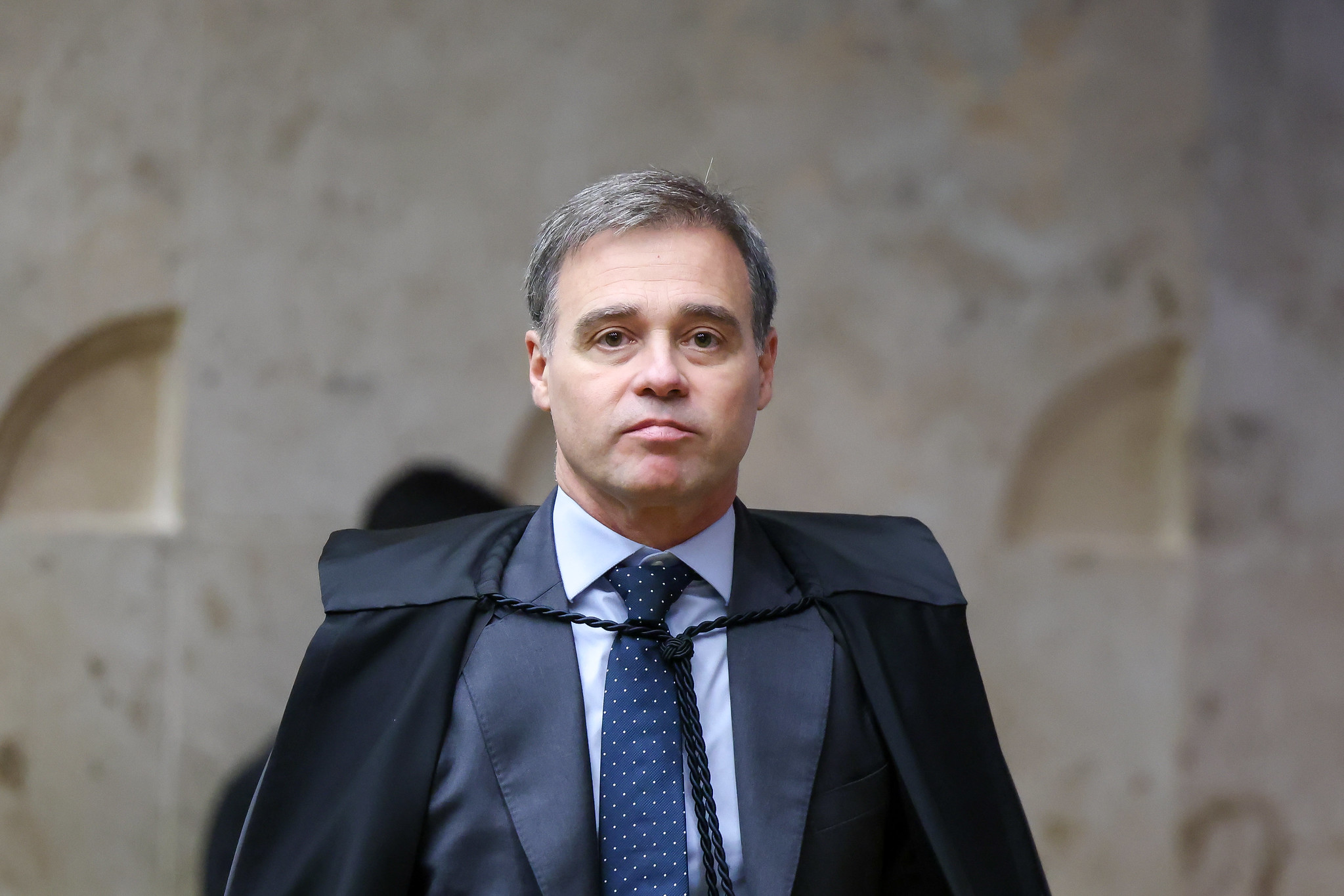 André Mendonça prega contra tentações e poder financeiro