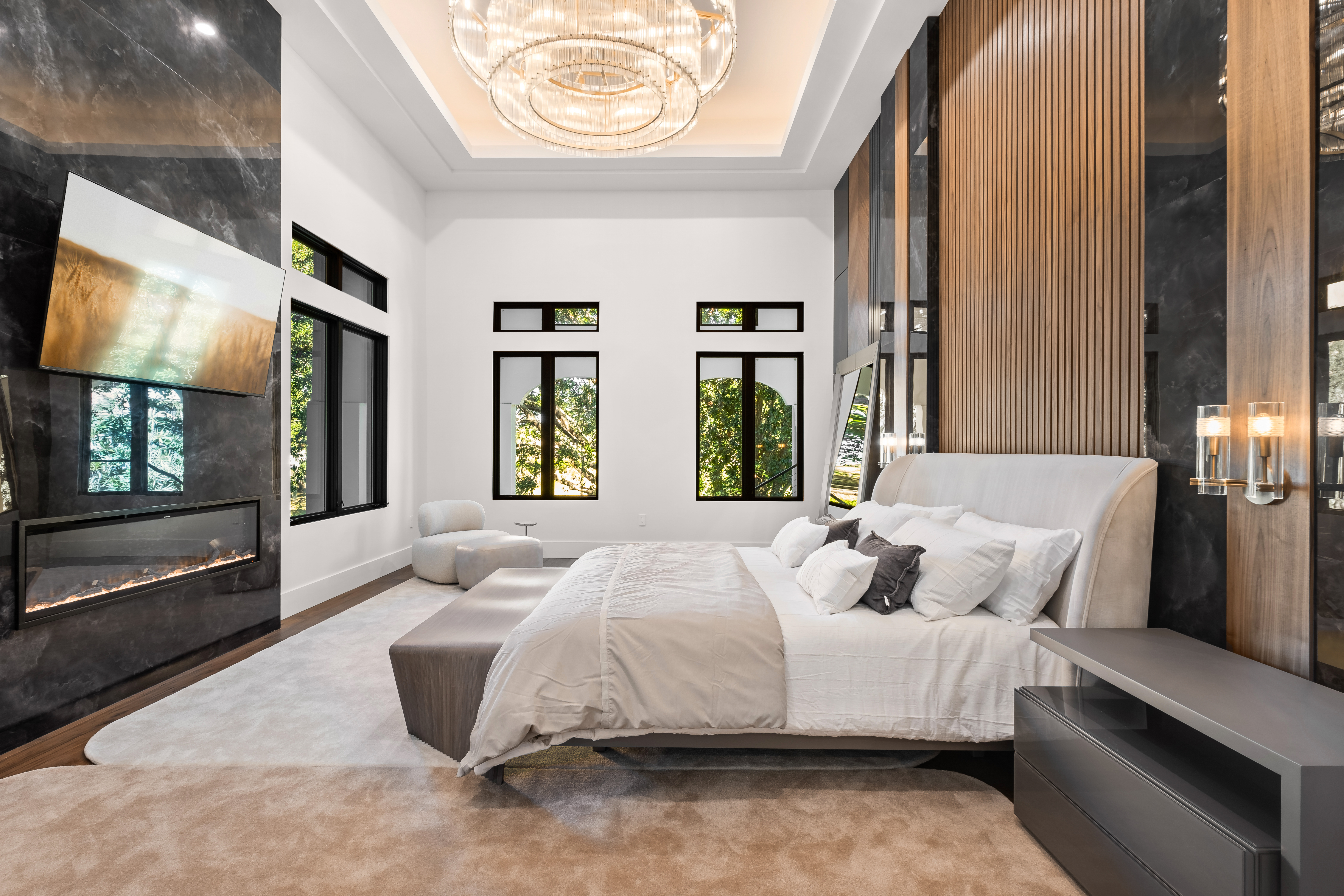 Neste ambiente, Andria Tagliari alia rigor técnico e sensibilidade: luz planejada, proporções precisas e materiais escolhidos para unir desempenho, conforto e elegância duradoura.