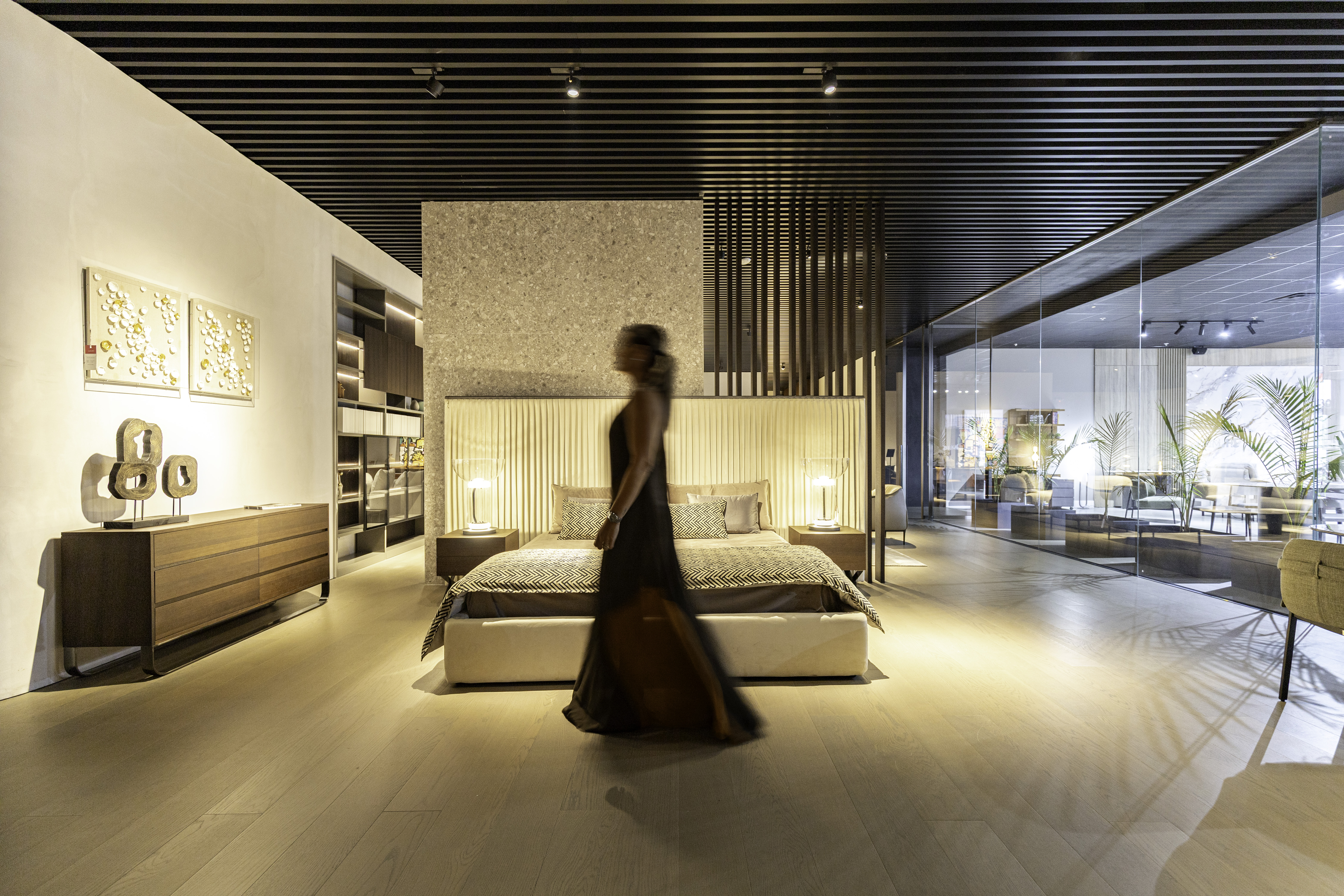 Suíte concebida com equilíbrio entre luz, proporção e materiais atemporais traduz a visão de Andria Tagliari para um luxo mais humano, inteligente e duradouro.