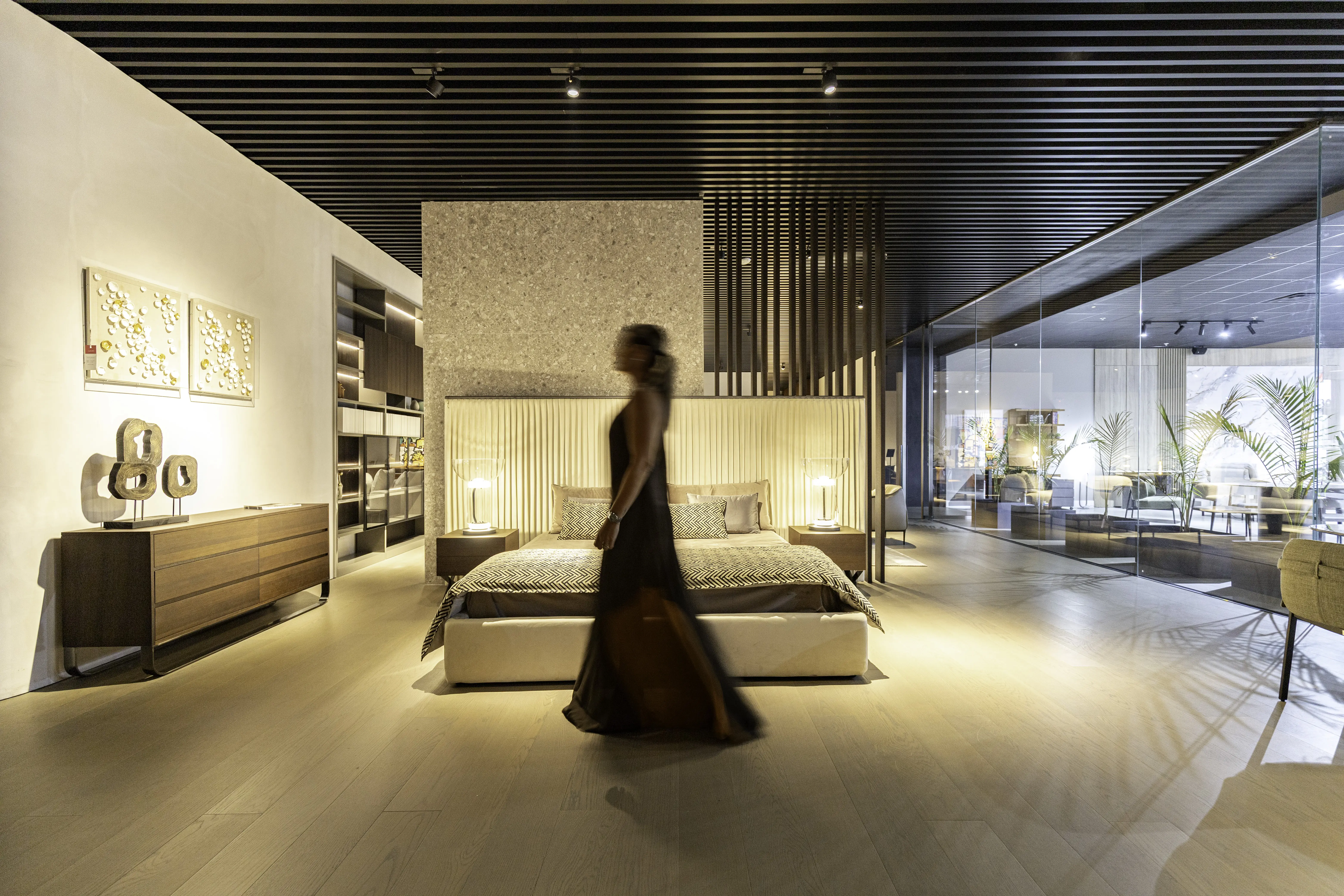 Suíte concebida com equilíbrio entre luz, proporção e materiais atemporais traduz a visão de Andria Tagliari para um luxo mais humano, inteligente e duradouro.