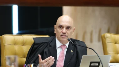 Moraes não é relator nas ações que discutem "penduricalhos", mas tomou a palavra para sair em defesa de Dino e Gilmar Mendes.