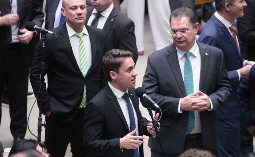 Durante reunião da bancada do PL na Câmara, Nikolas tomou a palavra para se dizer leal a Bolsonaro e se comprometer a transferir seu capital político a Flávio.