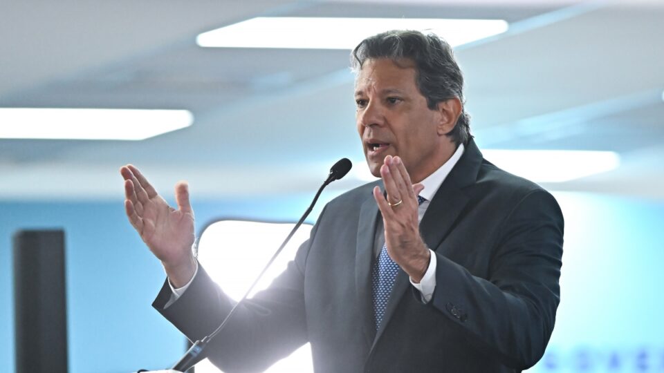 Haddad nega que aumento do imposto de importação de celulares impactará preços