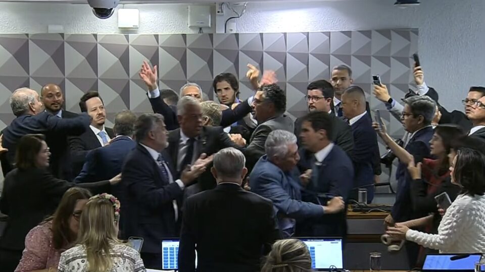 CPMI do INSS aprova quebra de sigilo de Lulinha com briga e confusão