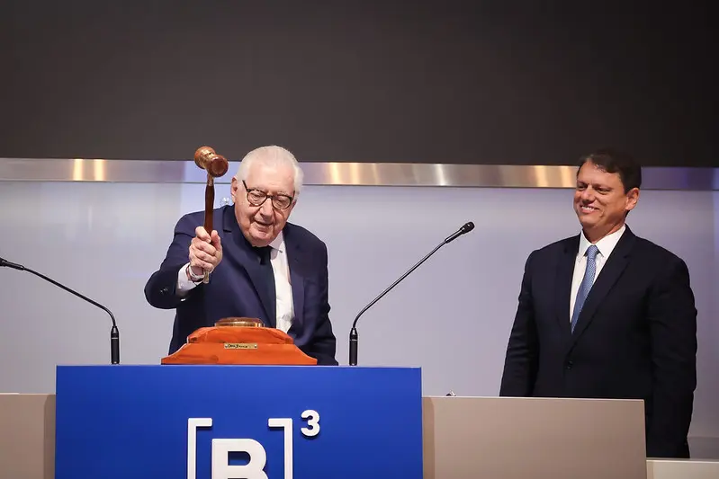 Tarcísio defende homenagem a esposa de Afif Domingos no novo Centro Administrativo de São Paulo.