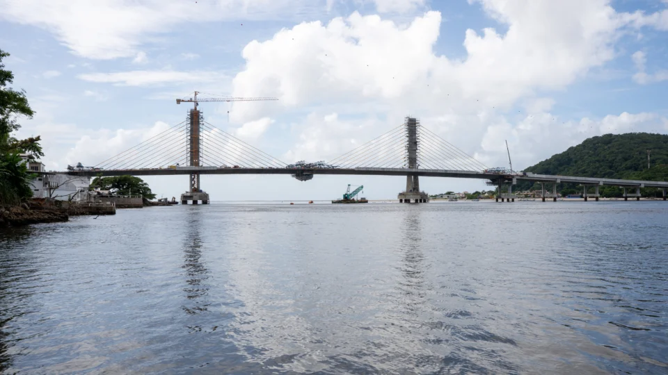 Com mais de 90% das obras concluídas, a Ponte de Guaratuba avança para a instalação do último estai e se prepara para o “beijo da ponte”.