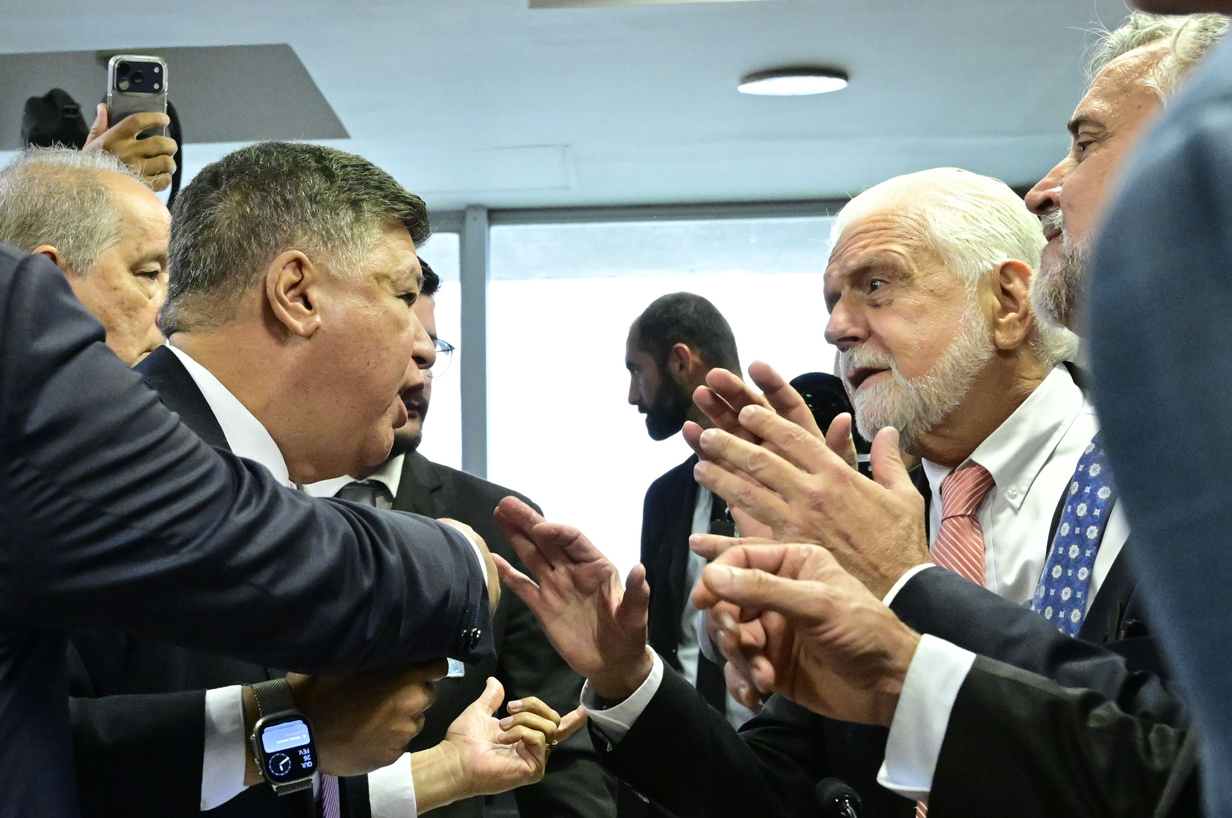 Jaques Wagner diz que havia maioria contra o requerimento e promete recorrer da quebra de sigilos bancário e fiscal do filho do presidente.