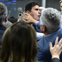 Equipe de fotografia do Senado Federal capturou agressão de Rogério Correia (PT-MG) a Luiz Lima (Novo-RJ).