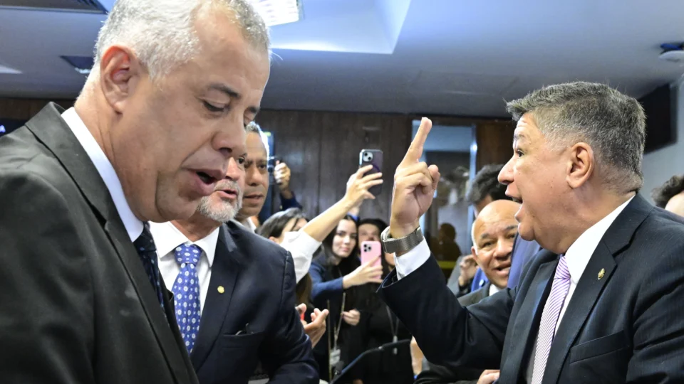 Parlamentares confrontam resultado, mas Carlos Viana insiste que contou os votos duas vezes.