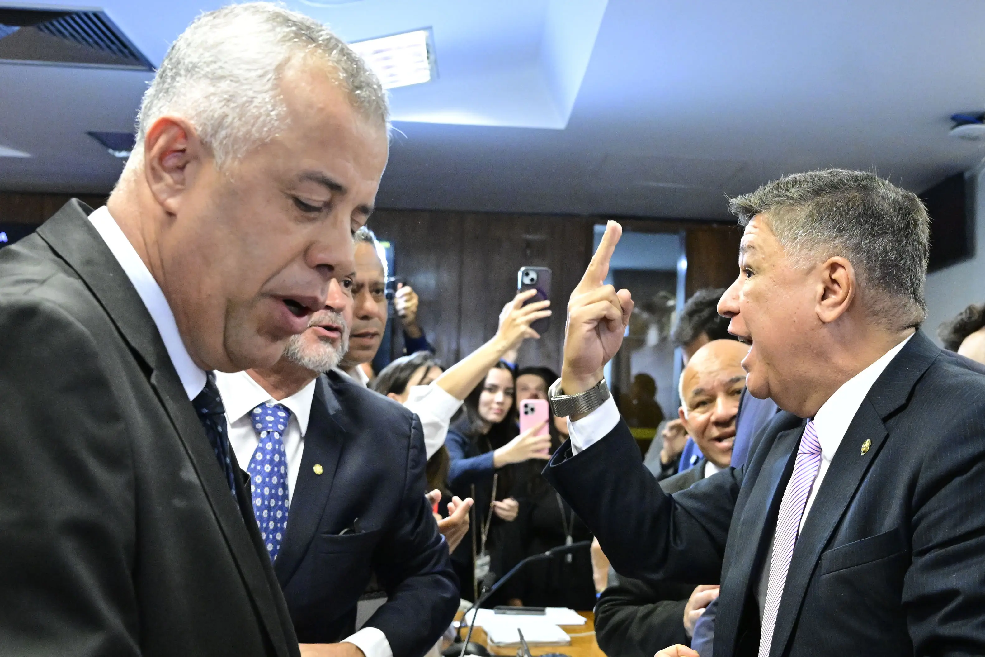 Parlamentares confrontam resultado, mas Carlos Viana insiste que contou os votos duas vezes. 