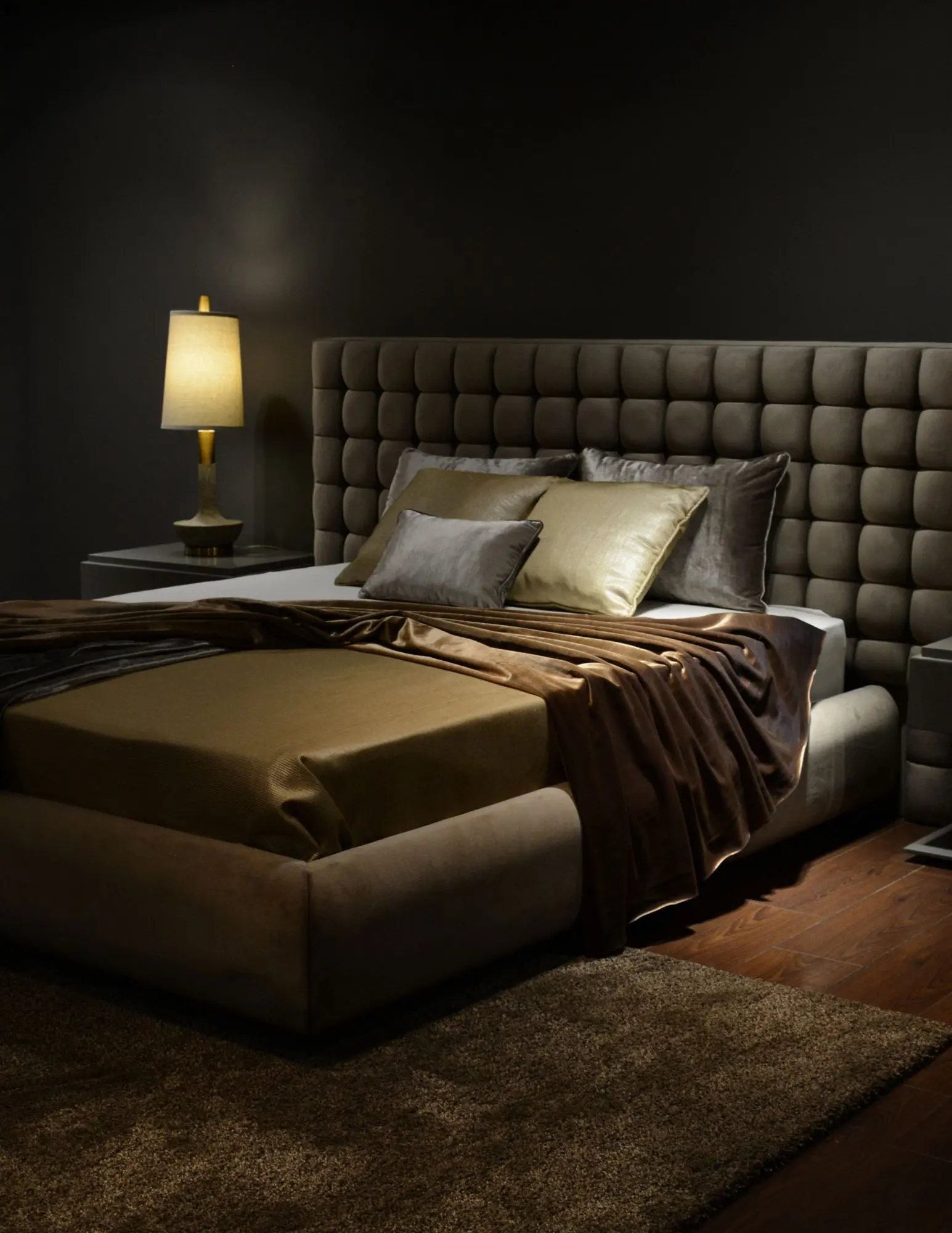 A assinatura de Andria Tagliari une curadoria precisa e iluminação estratégica, elevando o valor percebido e o padrão de excelência do imóvel.