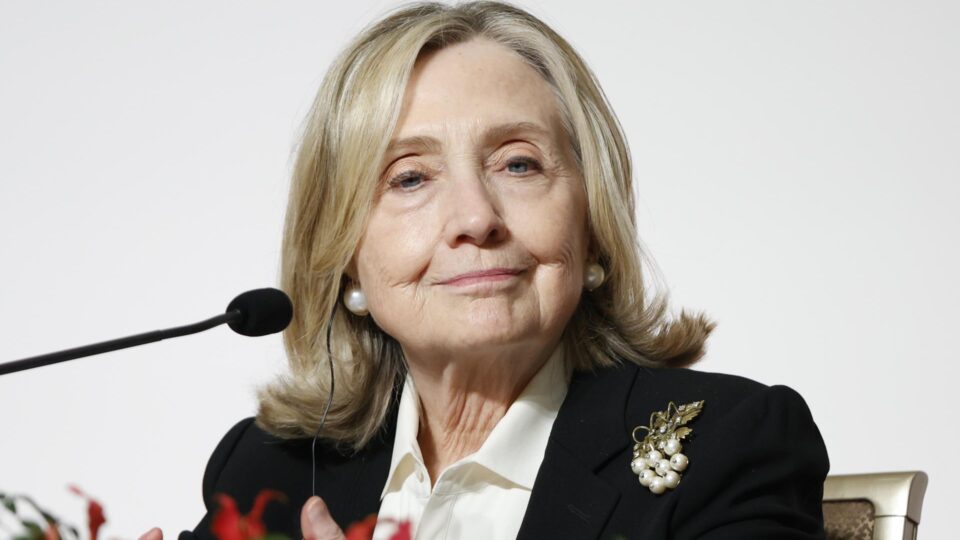 Hillary Clinton nega perante o Congresso ter conhecimento dos crimes de Epstein e ataca Trump