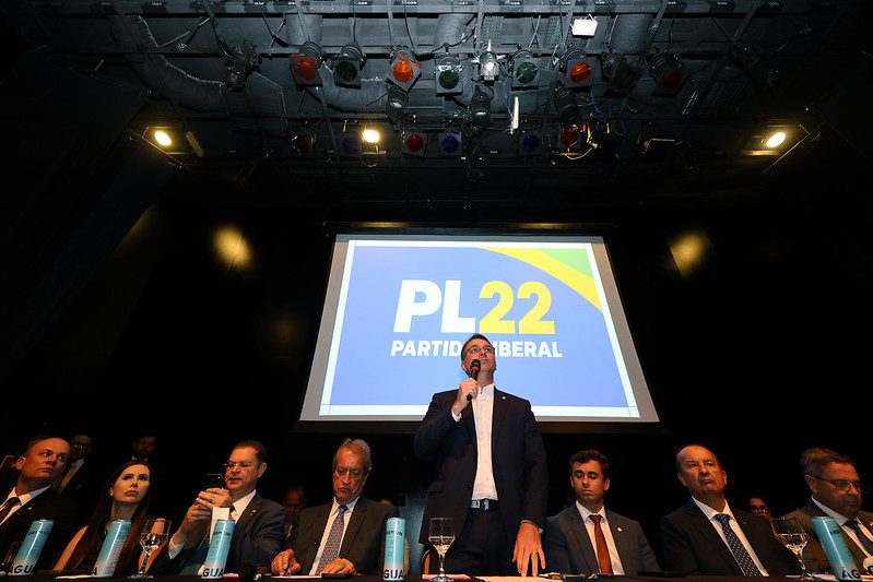 Flávio Bolsonaro prepara palanques nos maiores colégios eleitorais e busca alternativas para construção de estratégia no Nordeste.