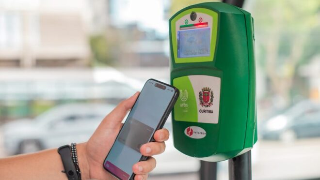 Curitiba retoma pagamento por celular e relógios inteligentes em ônibus e estações-tubo