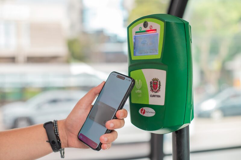 Com reforço nos protocolos de segurança, o pagamento por celular e relógios inteligentes volta a ser aceito em ônibus e estações-tubo de Curitiba a partir de domingo (1º).