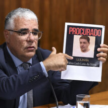 Senador Eduardo Girão provoca governistas com cartaz de "procurado" com o nome de Fábio Luiz, o Lulinha.
