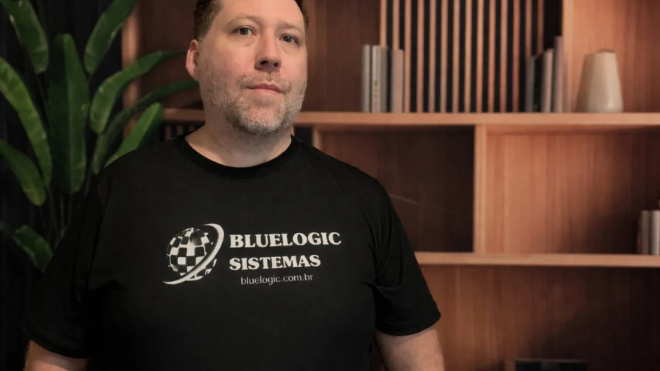 Fernando Esmaniotto, CEO da Bluelogic Sistemas, lidera o desenvolvimento de plataforma de inteligência artificial voltada à análise de dados agrícolas e climáticos no Paraná.