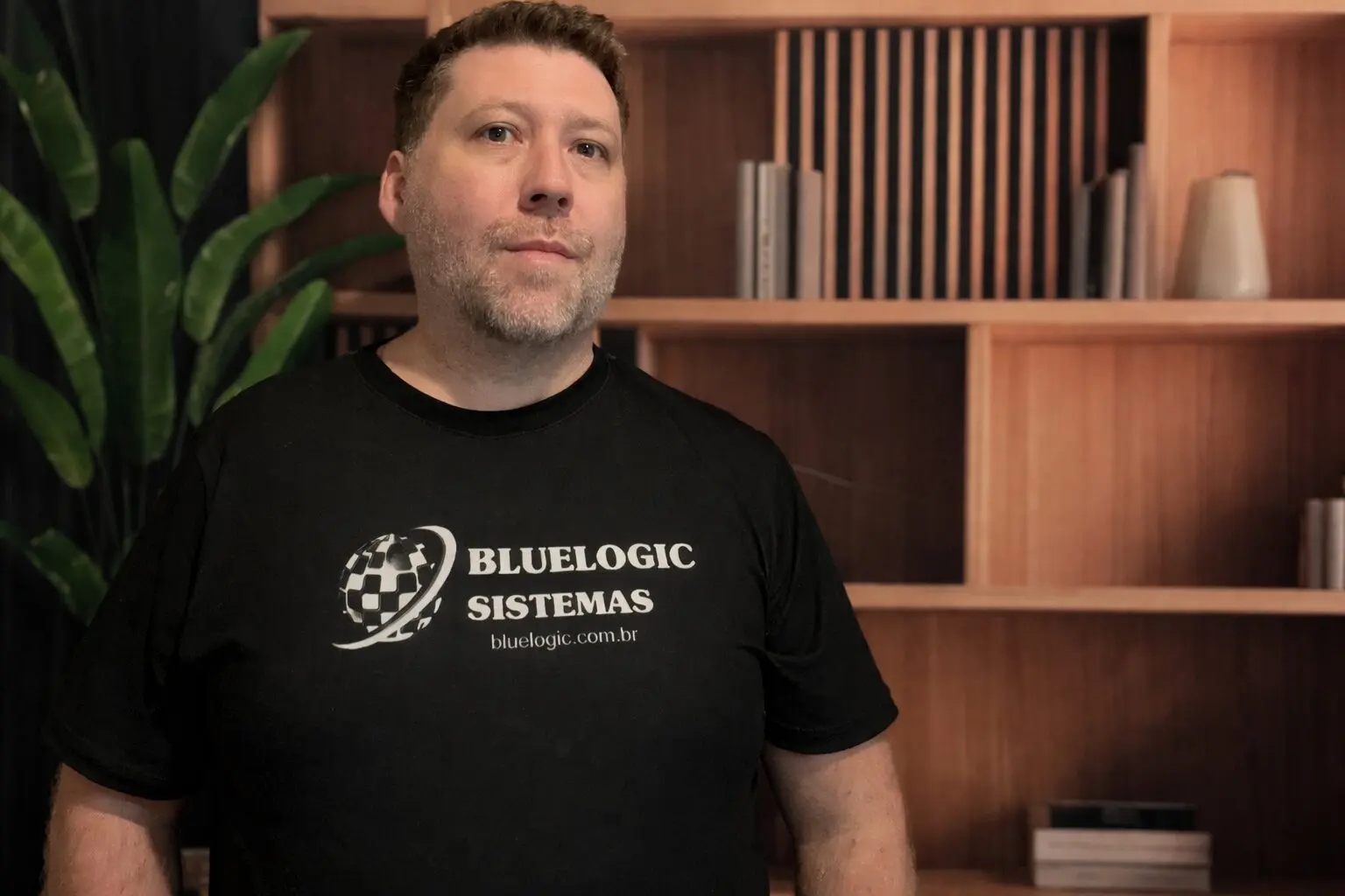 Fernando Esmaniotto, CEO da Bluelogic Sistemas, lidera o desenvolvimento de plataforma de inteligência artificial voltada à análise de dados agrícolas e climáticos no Paraná.