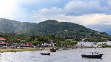 Vista do litoral do Paraná, região contemplada pelo edital que destina R$ 3,2 milhões para fortalecer a avaliação de impactos ambientais e o monitoramento de empreendimentos.