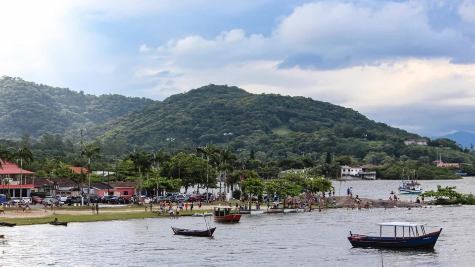 Vista do litoral do Paraná, região contemplada pelo edital que destina R$ 3,2 milhões para fortalecer a avaliação de impactos ambientais e o monitoramento de empreendimentos.