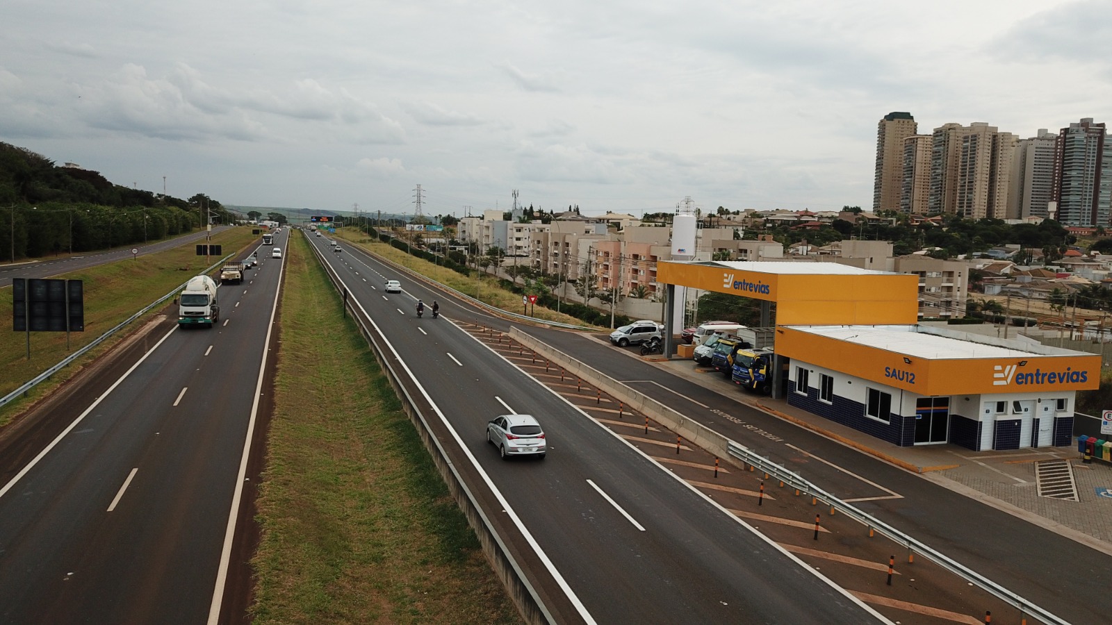 Rodovia sob concessão da Entrevias, no interior de São Paulo, onde câmeras com inteligência artificial vêm sendo utilizadas para identificar infrações e ampliar a segurança viária.