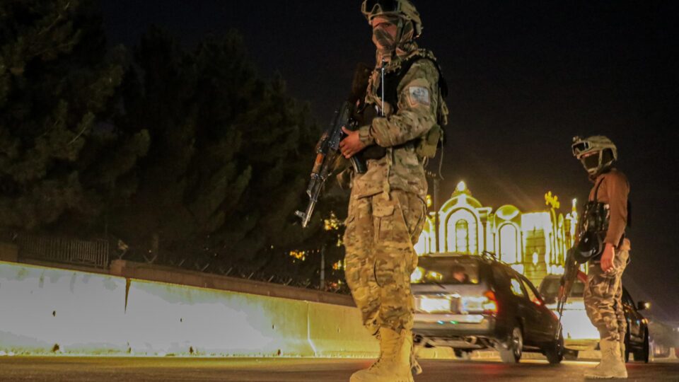 Paquistão declara “guerra aberta” ao regime talibã e potências tentam evitar escalada