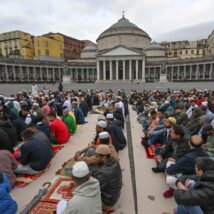 Muçulmanos celebram o fim do Ramadã em Nápoles, na Itália, em 2024 Imagem referente a matéria