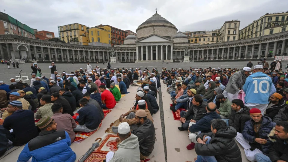 Muçulmanos celebram o fim do Ramadã em Nápoles, na Itália, em 2024
