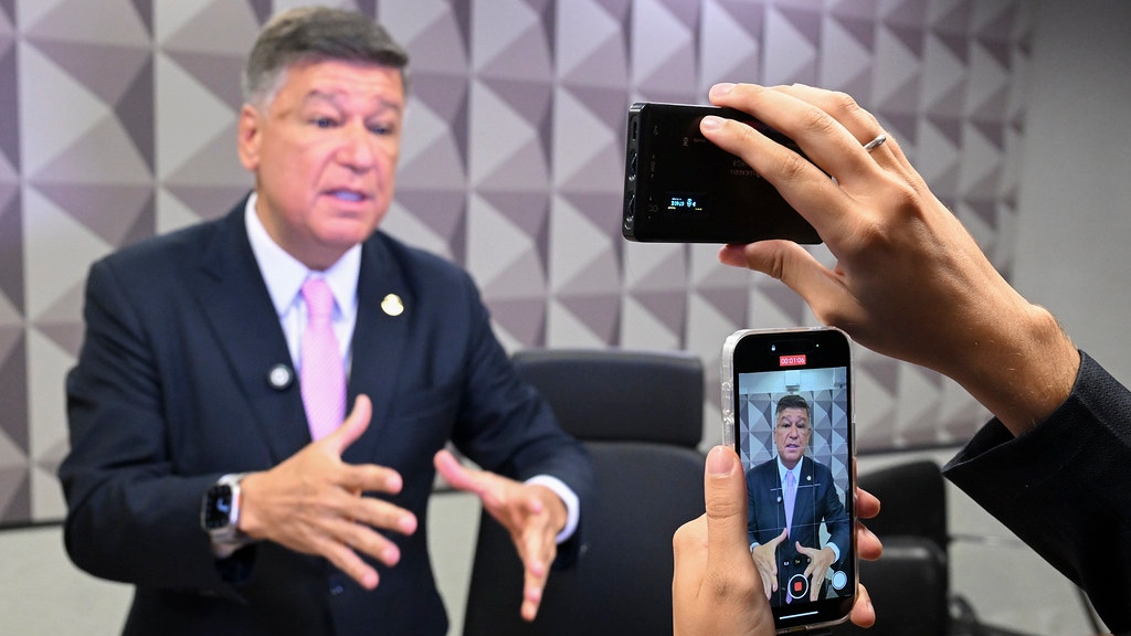 Carlos Viana diz que não fala com Alcolumbre há um mês e que senador está fugindo dele.