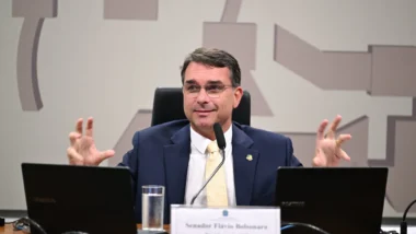 Senador Flávio Bolsonaro em tendência de subida no levantamento divulgado pelo Paraná Pesquisas