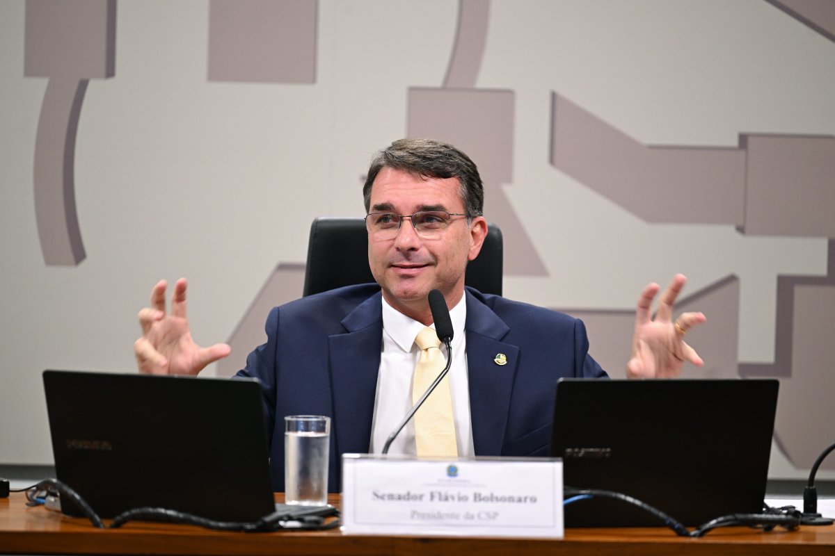 Flávio Bolsonaro (PL) está numericamente à frente de Lula (PT) em simulação de segundo turno feito pelo instituto Paraná Pesquisas.