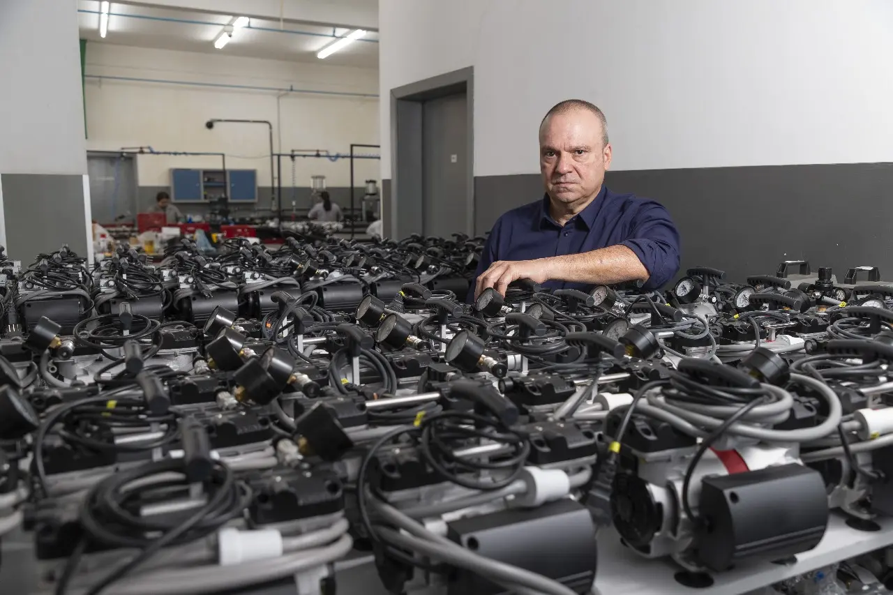 Com parte da produção destinada ao exterior, indústria paranaense aposta na exportação como estratégia para reduzir a dependência do mercado interno e ganhar competitividade.